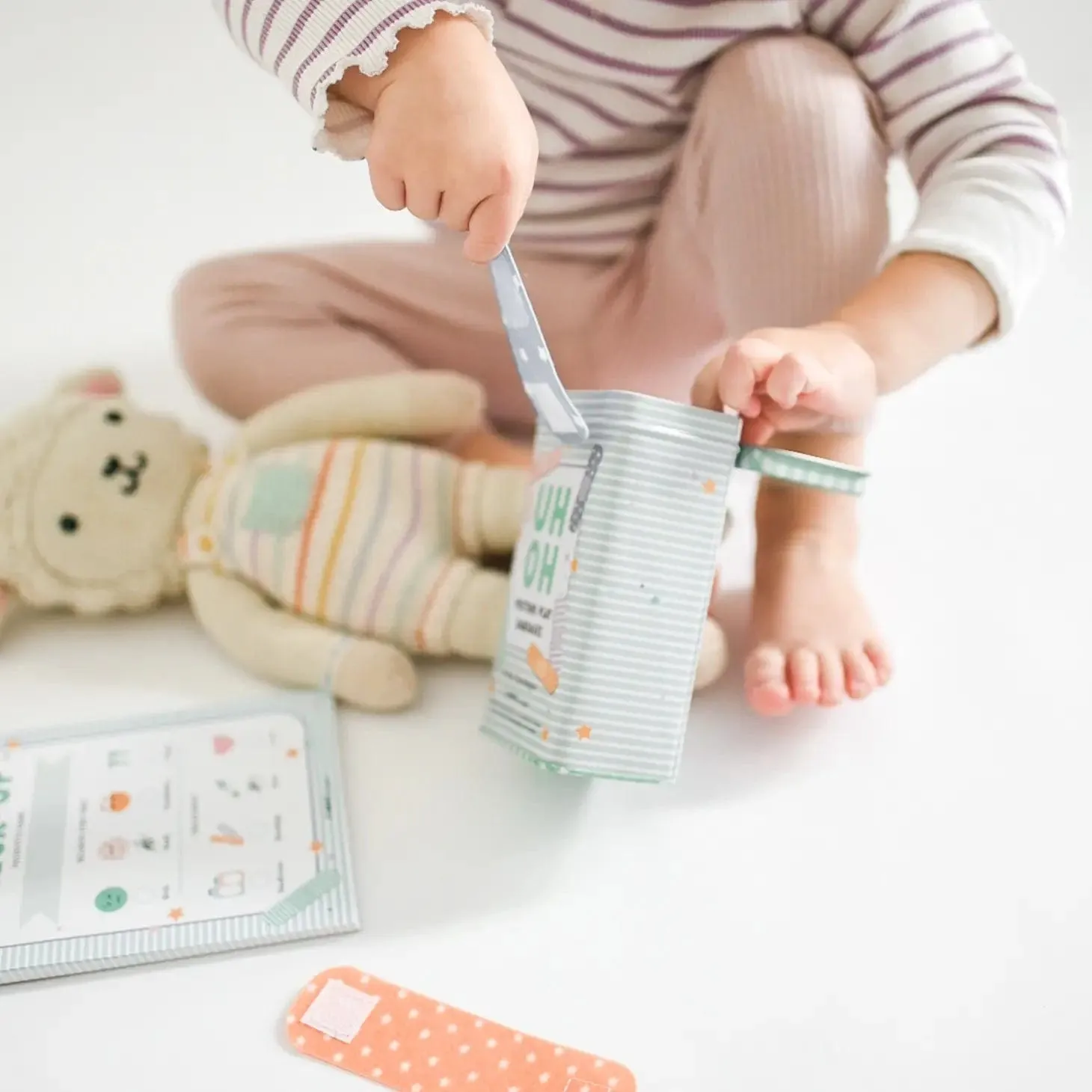 SECONDS Pretend Play Bandages & Bandaid Tin